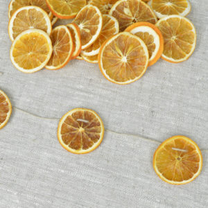 Girlang av torkade apelsinskivor