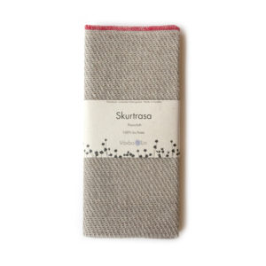 SKURTRASA. Oblekt med röd fåll